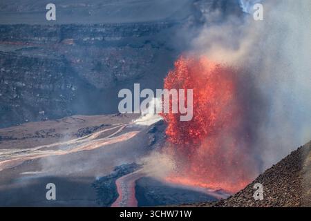 Kilauea, Stati Uniti d'America. 2 settembre 2025. La lava spara 330 metri in aria dalla bocca nord del cratere Halemaumau durante l'episodio 32 dell'eruzione sulla sommità del Kīlauea all'interno del Parco Nazionale dei Vulcani delle Hawaii, 2 settembre 2025 vicino a Hilo, Hawaii. Crediti: Christina Cauley/USGS/Alamy Live News Foto Stock