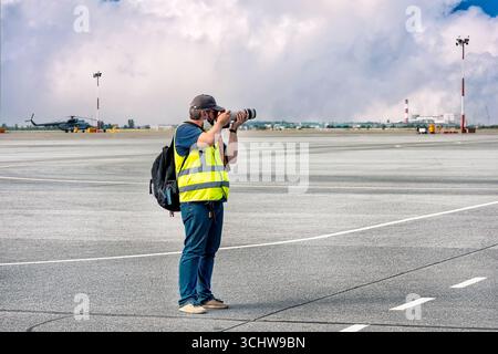 Fotografo che scatta foto all'aeroporto: Abakan, Russia - 8 agosto 2020 Foto Stock