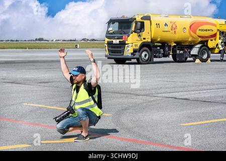 Fotografo che scatta foto all'aeroporto: Abakan, Russia - 8 agosto 2020 Foto Stock