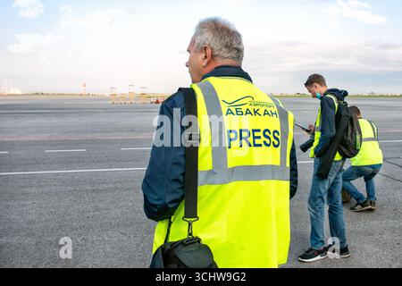 Abakan, Russia - 8 agosto 2020: Fotografi che scattano foto all'aeroporto. Foto Stock