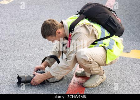 Abakan, Russia - 8 agosto 2020: Un fotografo che scatta foto all'aeroporto. Foto Stock