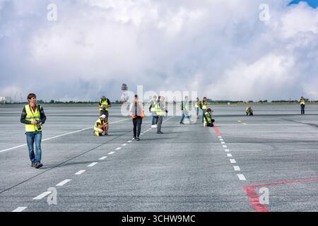 Fotografi che scattano foto all'aeroporto: Abakan, Russia - 8 agosto 2020 Foto Stock