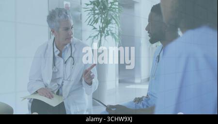 Puntare medico indossando cappotto bianco che tiene file discutere di cura nel corridoio dell'ospedale, copia spazio Foto Stock