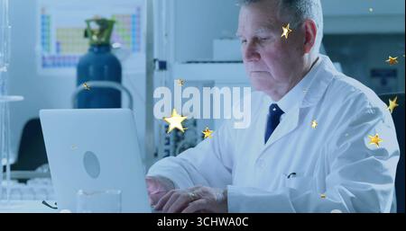 Scienziato esperto di tipizzazione che indossa camice da laboratorio e cravatta sul banco da laboratorio, con computer portatile e bombola di gas Foto Stock