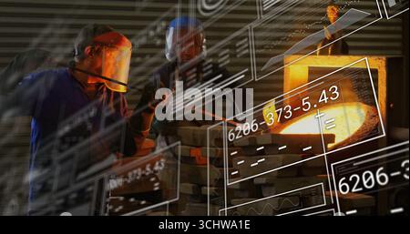 Squadra di fonderia che indossa schermi facciali che versano metallo fuso nella fonderia, con crogiolo e rivestimento digitale Foto Stock