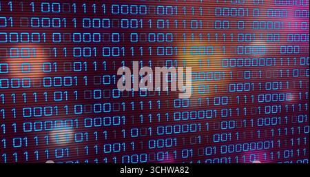 Visualizzazione di una matrice di codici binari blu brillante sull'interfaccia dello schermo del computer, con luci bokeh sfocate Foto Stock