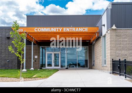 Foto a terra dell'ingresso principale alla Holy Trinity Catholic School, che mostra la sua architettura moderna e il design accogliente. L'ingresso serve da bot Foto Stock