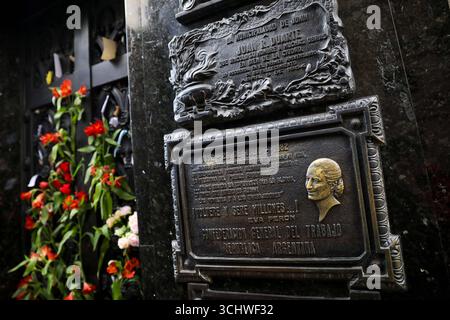 Turismo in Argentina Fiori, soldi e immagini adornano il mausoleo dell'amata First Lady argentina María Eva Duarte de Perón, meglio conosciuta come evita Perón, al cimitero Recoleta di Buenos Aires, Argentina, 20 luglio 2025. Evita Perón è stata la seconda moglie del presidente argentino Juan Perón e first lady dell'Argentina dal 1946 fino alla sua morte nel 1952. Di solito viene chiamata Eva o evita. Evita Peron morì di cancro il 26 luglio 1952, e poco prima della sua morte, le fu dato il titolo di leader spirituale della Nazione dal Congresso argentino. BUENOS AIRES Argentina Copyright Foto Stock