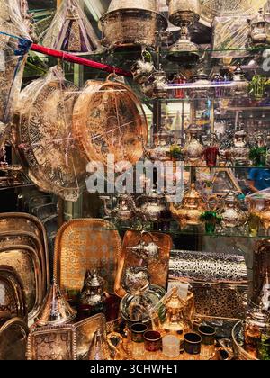 Esposizione tradizionale di oggetti in metallo marocchino al mercato di Tangeri, fotografata il 2 ottobre 2025: Oggetti in ottone, rame e argento con incisioni ornate. Foto Stock