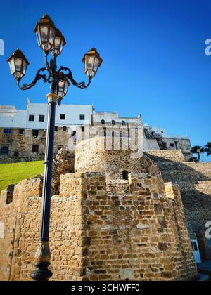 Il distretto di Port Kasbah a Tangeri, Marocco, che unisce finestre ad arco e fondamenta in pietra catturate sotto cieli azzurri il 6 giugno 2024 Foto Stock
