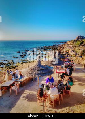 Terrazza all'aperto a Tangeri, Marocco, con vista sulla costa rocciosa. Presa il 12 settembre 2024. Foto Stock