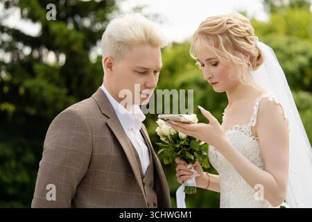 La coppia scambia i voti di cuore durante una cerimonia di matrimonio all'aperto Foto Stock