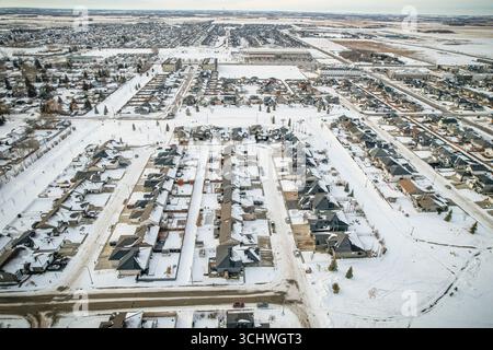 Immagine di un drone che cattura il pittoresco quartiere Warman durante la stagione invernale, con le sue strade coperte di neve e le affascinanti aree residenziali Foto Stock