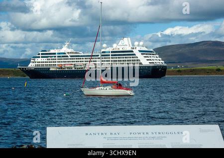 Mercoledì 3 settembre 2025, Bantry West Cork Irlanda; la nave da crociera, il viaggio Azamara, è arrivata al porto di Bantry con oltre 1100 ospiti e equipaggio a bordo. La nave Malta arrivò alle 8:30 con i passeggeri che sbarcavano per escursioni giornaliere a Killarney, la penisola di Beara e intorno alla città di Bantry. Foto Evan Doak Foto Stock