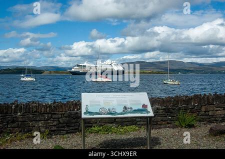 Mercoledì 3 settembre 2025, Bantry West Cork Irlanda; la nave da crociera, il viaggio Azamara, è arrivata al porto di Bantry con oltre 1100 ospiti e equipaggio a bordo. La nave Malta arrivò alle 8:30 con i passeggeri che sbarcavano per escursioni giornaliere a Killarney, la penisola di Beara e intorno alla città di Bantry. Foto Evan Doak Foto Stock