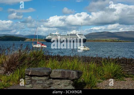Mercoledì 3 settembre 2025, Bantry West Cork Irlanda; la nave da crociera, il viaggio Azamara, è arrivata al porto di Bantry con oltre 1100 ospiti e equipaggio a bordo. La nave Malta arrivò alle 8:30 con i passeggeri che sbarcavano per escursioni giornaliere a Killarney, la penisola di Beara e intorno alla città di Bantry. Credito; ed/Alamy Live News Foto Stock