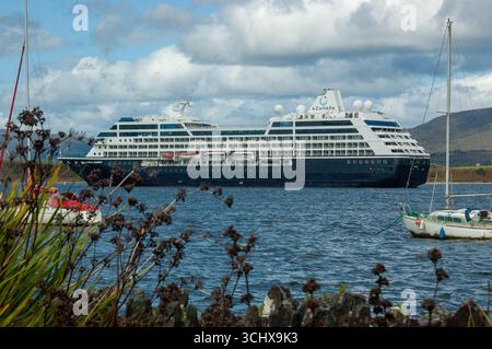 Mercoledì 3 settembre 2025, Bantry West Cork Irlanda; la nave da crociera, il viaggio Azamara, è arrivata al porto di Bantry con oltre 1100 ospiti e equipaggio a bordo. La nave Malta arrivò alle 8:30 con i passeggeri che sbarcavano per escursioni giornaliere a Killarney, la penisola di Beara e intorno alla città di Bantry. Foto Evan Doak Foto Stock