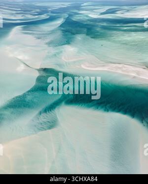 La vista aerea delle sabbie mutevoli crea schemi ipnotici dove le acque turchesi si incontrano con le incontaminate sabbie bianche, una danza dell'arte della natura, Moreton Island, Queensland, Australia. Foto Stock
