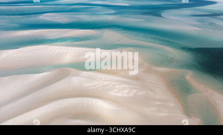 La vista aerea delle sabbie mutevoli crea un affascinante mosaico di turchese e crema, dove acque poco profonde incontrano la riva, Moreton Island, Queensland, Foto Stock