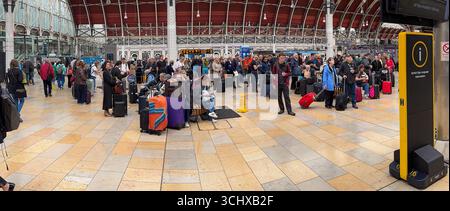 Settembre 2025 i passeggeri della ferrovia sulla piattaforma della stazione di Londra Paddington aspettano che i loro treni arrivino presto la sera Foto Stock