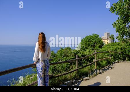 Escursionisti sul sentiero Rilke al Castello di Duino, Castello di Duino Duino, Friuli-Venezia Giulia, Italia Foto Stock
