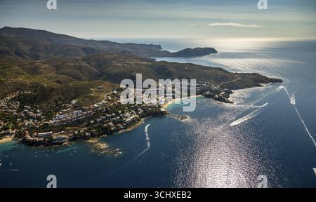 Baia mediterranea delle rose, acque blu, rose, Costa Brava, Catalogna, Spagna, Europa, vista aerea, vista dall'alto, fotografia aerea, fotogr. aerea Foto Stock
