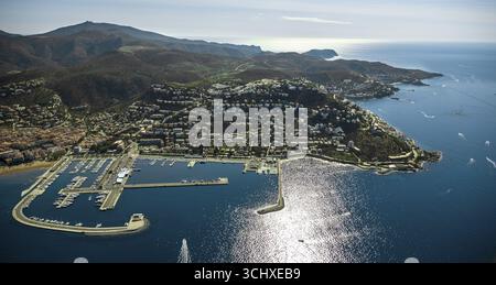 Marina delle rose nel Mar Mediterraneo e nella Baia delle rose, delle rose, della Costa Brava, della Catalogna, della Spagna, Europa, vista aerea, vista a volo d'uccello, vista aerea Foto Stock