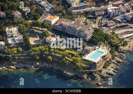Almadraba Park Hotel con piscina, Mediterranean Bay of Roses, Blue water, Roses, Costa Brava, Catalogna, Spagna, Europa, vista aerea, vista dall'alto, ae Foto Stock