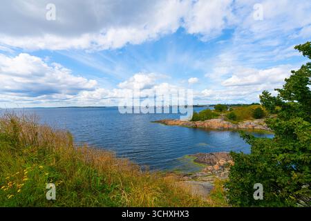 Helsinki, Finlandia. Agosto 27 2025. vista panoramica della costa dell'isola Foto Stock