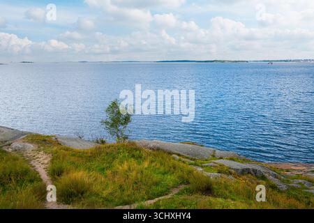 Helsinki, Finlandia. Agosto 27 2025. vista panoramica della costa dell'isola Foto Stock