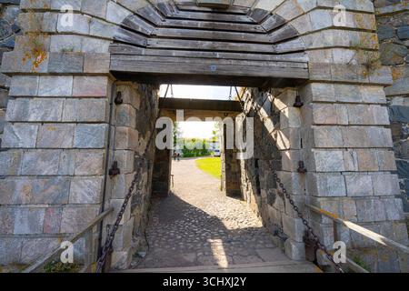 Helsinki, Finlandia. Agosto 27 2025. le fortificazioni militari intorno all'isola Foto Stock