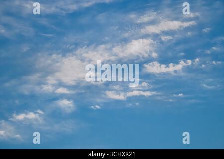 Nuvole in un cielo blu scattate vicino a Siston Woods a Bristol Foto Stock