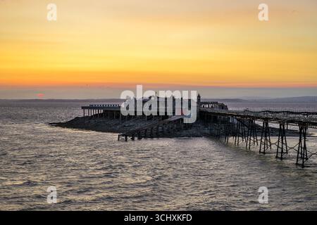 Tramonto al vecchio molo di Birnbeck, fatiscente, a Weston Super Mare, Somerset, Regno Unito, e la ristrutturazione è prevista per l'estate 2025-2027 Foto Stock