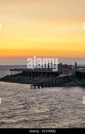 Tramonto al vecchio molo di Birnbeck, fatiscente, a Weston Super Mare, Somerset, Regno Unito, e la ristrutturazione è prevista per l'estate 2025-2027 Foto Stock