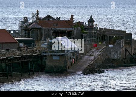 Molo di Birnbeck al tramonto, nel canale di Bristol a Weston-super-Mare, Regno Unito, all'inizio del restauro con impalcature su di esso Foto Stock