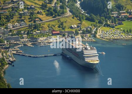 Geirangerfjord, veduta di Geiranger, nave MSC Orchestra at Anchor, altro og Romsdal, Norvegia, Scandinavia, Europa, crociera avventura, ormeggio, barche, tour Foto Stock