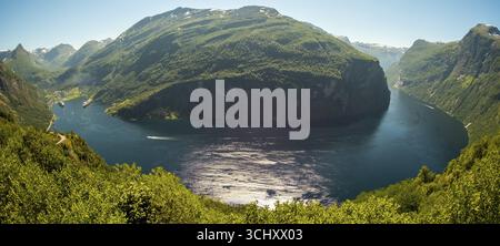 Geirangerfjord Loop, Geiranger Town view, Queen Elisabeth e MSC Orchestra Ship at Anchor, More og Romsdal, Norvegia, Scandinavia, Europa, avventura t Foto Stock