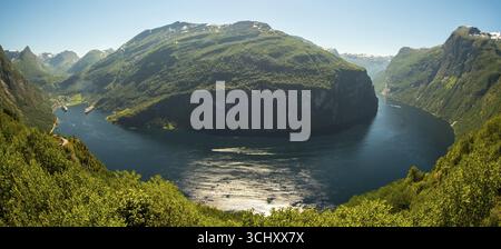 Geirangerfjord Loop, Geiranger Town view, Queen Elisabeth e MSC Orchestra Ship at Anchor, More og Romsdal, Norvegia, Scandinavia, Europa, avventura t Foto Stock