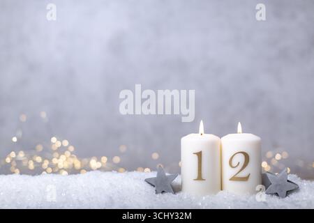 Decorazioni natalizie con stelle e candele per il 2° Avvento, composizione Foto Stock