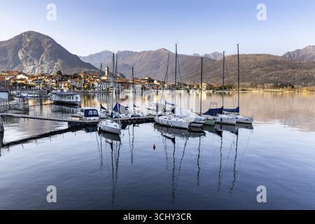 Barche a vela nel porto di Feriolo, Lago maggiore, Piemonte, Italia Foto Stock