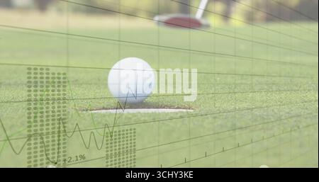 Palla da golf bianca seduta in una tazza sul putting green, con putter rosso e sovrapposizioni dati Foto Stock