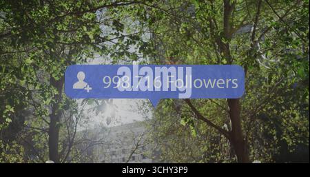 Bolla di notifica blu galleggiante che mostra il conteggio dei seguaci nel cortile, con fogliame e edificio Foto Stock