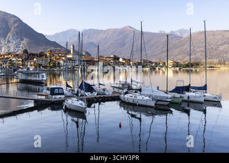 Barche a vela nel porto di Feriolo, Lago maggiore, Piemonte, Italia Foto Stock