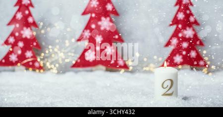 Decorazione natalizia con abeti rossi nella neve per il 2° Avvento, composizione Foto Stock