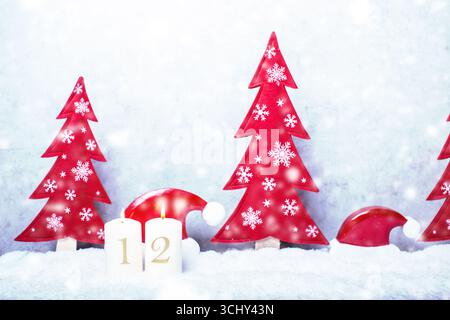 Decorazioni natalizie con abeti rossi e cappelli di Babbo Natale nella neve per il 2° Avvento, composizione Foto Stock