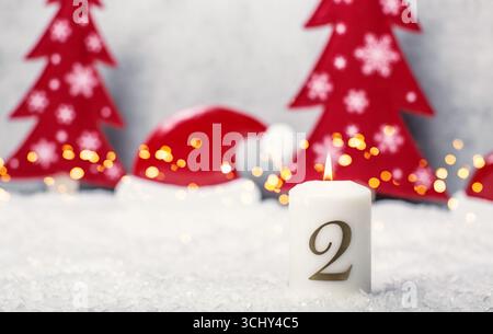 Decorazioni natalizie con abeti rossi e cappelli di Babbo Natale nella neve per il 2° Avvento, composizione Foto Stock