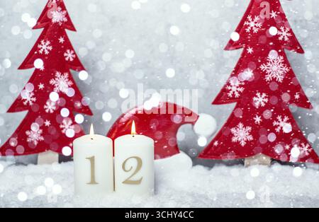 Decorazioni natalizie con abeti rossi e cappelli di Babbo Natale nella neve per il 2° Avvento, composizione Foto Stock