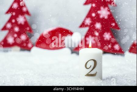 Decorazioni natalizie con abeti rossi e cappelli di Babbo Natale nella neve per il 2° Avvento, composizione Foto Stock