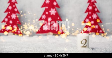 Decorazione natalizia con abeti rossi nella neve per il 2° Avvento, composizione Foto Stock