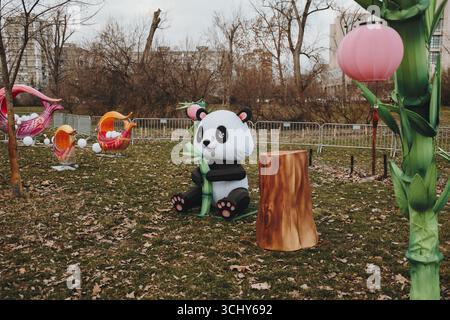 Graziosa decorazione a forma di lanterna con bambù in un parco di Novi Sad durante i festeggiamenti invernali. Decorazione per il Capodanno cinese Foto Stock